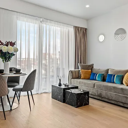 One Verdi Luxury Apartment *